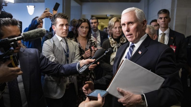 Le vice-président américain Mike Pence s'arrête pour parler brièvement aux journalistes au moment où il quitte le Capitole des États-Unis après avoir rencontré les démocrates et les républicains du Congrès, lors de réunions séparées à huis clos, sur les récents développements du nouveau coronavirus, ou COVID-19, à Washington, DC, le 4 mars 2020. (Samuel Corum/Getty Images)