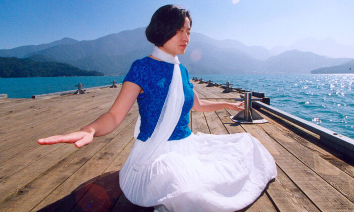 Une femme faisant la méditation du Falun Gong. Une récente étude confirme que les personnes qui pratiquent la méditation traitent les émotions différemment et sont meilleures en matière de régulation émotionnelle. (Minghui.org)