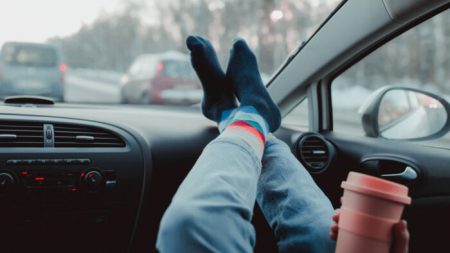 L’effroyable radiographie des hanches détruites d’une femme nous montre pourquoi il ne faut jamais poser les pieds sur le tableau de bord d’une voiture