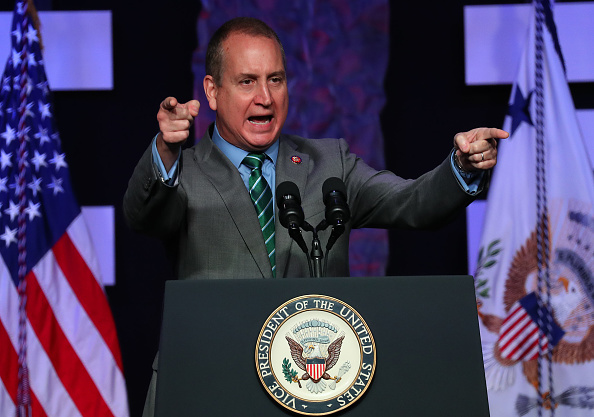 -Mario Diaz-Balart (R-FL) prend la parole à à Doral, Floride. Photo de Joe Raedle / Getty Images.