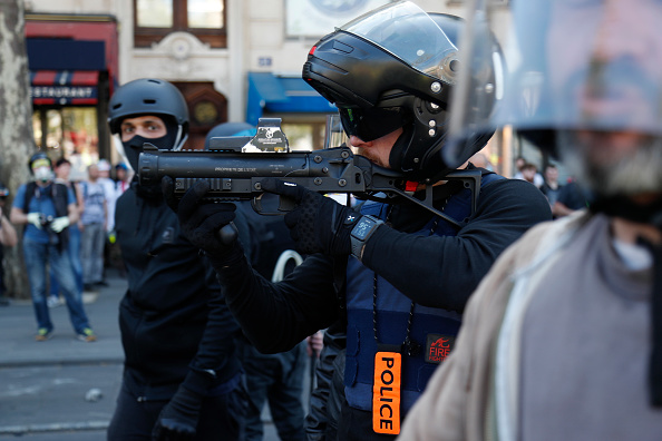 Un policier pointe un lanceur de balles défensif en caoutchouc LBD de 40 millimètres (LBD 40). (Photo : ZAKARIA ABDELKAFI/AFP via Getty Images)