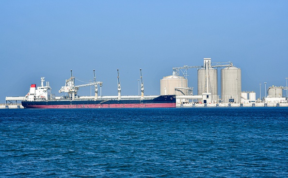 -Le 11 décembre 2019 nous voyons un pétrolier dans le port de Ras al-Khair, dans la province orientale de l'Arabie saoudite surplombant le golfe. Photo de GIUSEPPE CACACE / AFP via Getty Images.