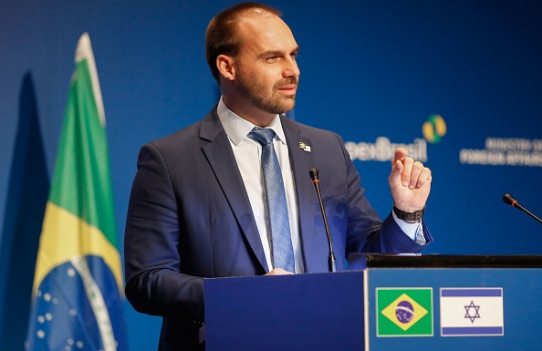 Le député Eduardo Bolsonaro , le fils de Jair Bolsonaro, a ouvert une crise diplomatique avec la Chine en accusant "la dictature" de dissimulation au sujet du coronavirus, (Photo : GIL COHEN-MAGEN/AFP via Getty Images)