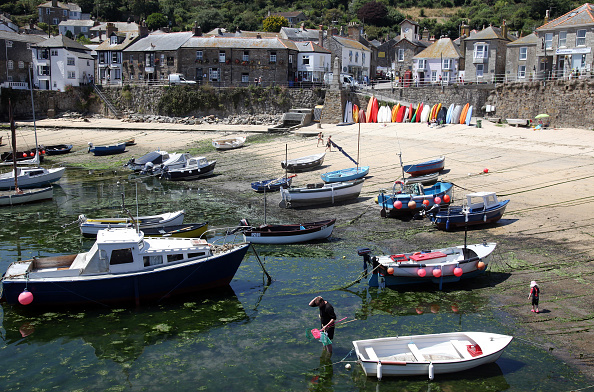 Illustration- Le port de Mousehole près de Penzance, en Angleterre. Le gouvernement britannique a déconseillé tout contact ou voyage non essentiel. Photo de Matt Cardy / Getty Images.