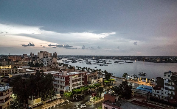 -Une vue d'une ferme piscicole flottante de la ville de Rosetta sur la branche Rosetta du delta du Nil en Égypte, à environ 55 kilomètres au nord-est d'Alexandrie. Photo par Khaled DESOUKI / AFP via Getty Images.