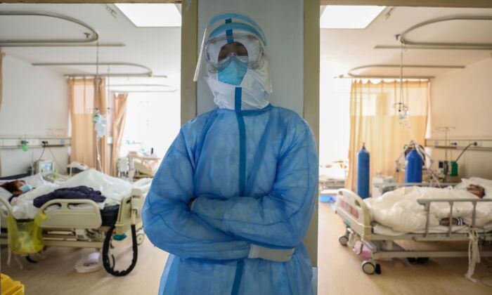 Un membre du personnel médical se reposant dans la salle d'isolement de l'hôpital de la Croix-Rouge de Wuhan, en Chine, le 16 février 2020. (STR/AFP via Getty Images)