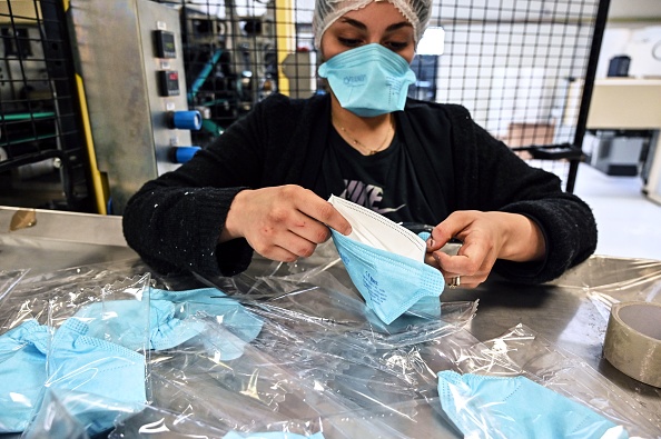 Chaîne de montage de l'usine de fabrication de masques de protection Valmy à Mably, dans le centre de la France. (Photo : PHILIPPE DESMAZES/AFP via Getty Images)