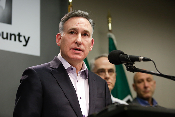 -Le président du conseil du comté de King, Dow Constantine, prend la parole à la suite du décès d'un résident du comté de King, dans l'État de Washington, du nouveau coronavirus (COVID-19), le 29 février 2020. Photo par Jason Redmond / AFP via Getty Images.