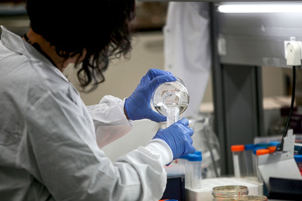 Les études ont montré que le nouveau coronavirus était détectable jusqu'à deux à trois jours sur des surfaces en plastique ou en acier inoxydable, et jusqu'à 24 heures sur du carton. (Photo : JALAA MAREY/AFP via Getty Images)