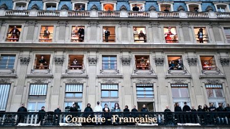 Réforme des retraites : brève performance par des comédiens et des musiciens contre le 49-3 à la Comédie Française