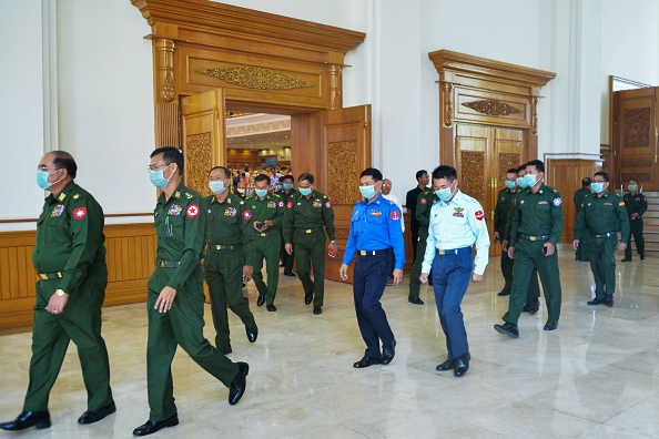 -Les parlementaires nommés par l'armée portent des masques faciaux au milieu des craintes concernant la propagation du nouveau coronavirus COVID-19 après une session le 4 mars 2020. Photo de THET AUNG / AFP via Getty Images.