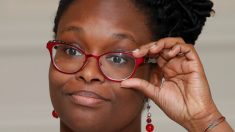 Est-ce « normal ou pas de jeter des pierres sur les forces de l’ordre ? », Sibeth Ndiaye au cœur d’une nouvelle polémique