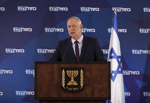 -Le chef de l'alliance électorale bleu-blanc d'Israël Benny Gantz fait une déclaration dans la ville israélienne centrale de Ramat Gan, le 7 mars 2020. Photo par AHMAD GHARABLI / AFP via Getty Images.