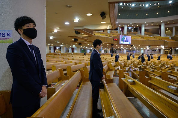 -Des fidèles portant des masques faciaux, face à la propagation du nouveau coronavirus COVID-19, assistent à un service dominical à l'église Yeouido Full Gospel à Séoul le 8 mars 2020. Photo par ED JONES / AFP via Getty Images.