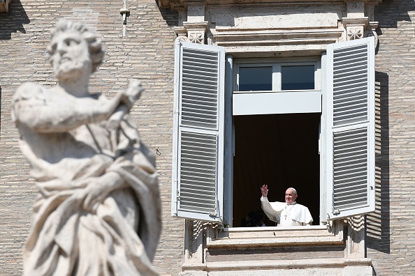 -Illustration- Le pape François salue les fidèles de sa fenêtre après la diffusion en direct de sa prière du dimanche Angelus au Vatican le 8 mars 2020, après que des millions de personnes ont été placées en quarantaine forcée dans le nord de l'Italie. Photo by ALBERTO PIZZOLI/AFP via Getty Images.