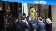 Handicap: Emmanuel Macron inaugure le Café Joyeux des Champs-Elysées en présence de son épouse Brigitte