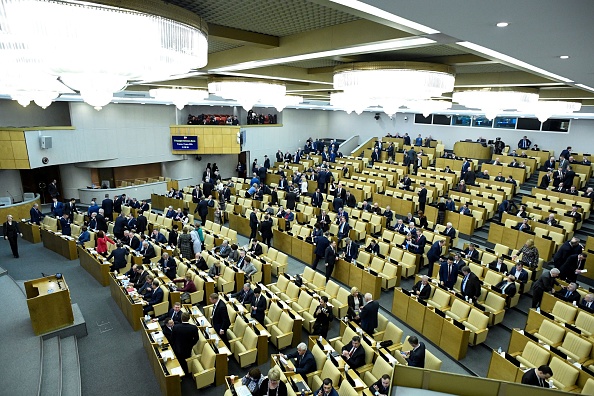 -Les législateurs assistent à la deuxième lecture du projet de loi sur la réforme constitutionnelle lors d'une session de la Douma d'État, chambre basse du Parlement russe, à Moscou, le 10 mars 2020. Photo d'ALEXANDER NEMENOV / AFP via Getty Images.