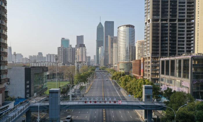 Cette photo aérienne prise le 10 mars 2020 montre une rue presque vide à Wuhan, dans la province centrale du Hubei, en Chine. (STR/AFP via Getty Images)