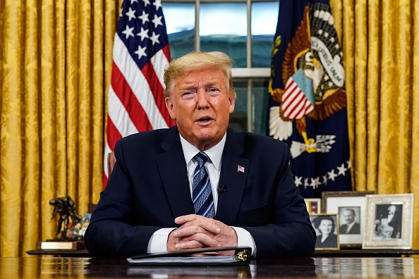 -Le président Donald Trump a annoncé le 11 mars 2020 que les États-Unis interdiraient tous les voyages à partir de L'Europe pendant 30 jours pour arrêter la propagation de l'épidémie de coronavirus. Photo de DOUG MILLS / POOL / AFP via Getty Images.