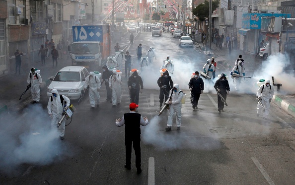 -Les pompiers iraniens désinfectent les rues de la capitale Téhéran dans le but d'arrêter la propagation sauvage du coronavirus le 13 mars 2020. Photo par - / AFP via Getty Images.