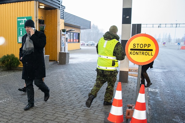 Le Premier ministre estonien Juri Ratas arrive et s'entretient avec la presse lors d'une visite au point de passage d'Ikla entre l'Estonie et la Lettonie le 14 mars 2020. Photo de RAIGO PAJULA / AFP via Getty Images.