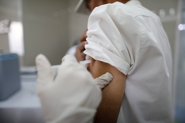 Le vaccin se nomme mRNA-1273 et a été développé par des scientifiques des NIH et de l'entreprise de biotechnologies Moderna, basée à Cambridge dans l'Etat du Massachusetts.(Photo : Leonardo Fernandez Viloria/Getty Images)