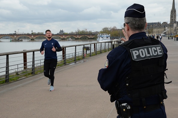 Le gouvernement a annoncé que des dizaines de milliers de policiers patrouilleront dans les rues et infligeront une amende de 135 euros aux personnes qui ne justifieront pas de leur sortie par une déclaration écrite. (Photo :  MEHDI FEDOUACH/AFP via Getty Images)