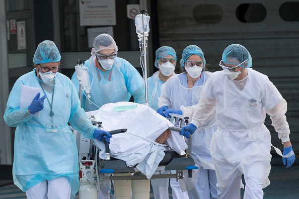 Des soignants de l'hôpital Émile Mulller de Mulhouse attendent un hélicoptère pour évacuer un patient vers un autre hôpital, le 17 mars 2020 - (SEBASTIEN BOZON/AFP via Getty Images)