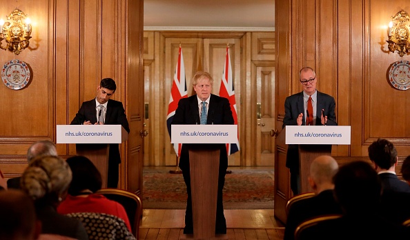 Le conseiller scientifique en chef Patrick Vallance (droite) parle aux côtés du chancelier britannique de l'Échiquier Rishi Sunak (gauche) et du Premier ministre britannique Boris Johnson (centre) lors d'une conférence de presse sur la réponse du gouvernement à la nouvelle épidémie de coronavirus COVID-19,  à Londres, le 17 mars 2020. (Photo : MATT DUNHAM/POOL/AFP via Getty Images)