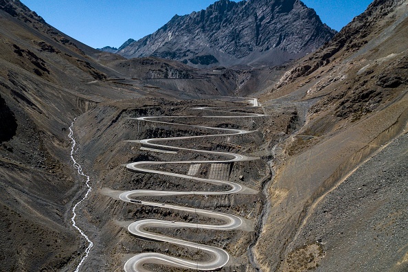 Vue aérienne d'une route vide au Paso Internacional Los Libertadores dans les Andes, au Chili, le 18 mars 2020. Le président chilien Sebastian Piñera a décrété l'état de catastrophe suite à la nouvelle épidémie de coronavirus. (Photo : JAVIER TORRES/AFP via Getty Images)