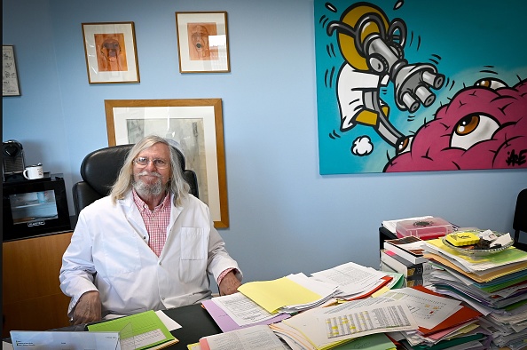 Le professeur français Didier Raoult, biologiste et professeur de microbiologie, spécialiste des maladies infectieuses et directeur de l'Institut des infections de l'IHU Méditerranée, posant dans son bureau à Marseille, dans le sud-est de la France. Photo par GERARD JULIEN / AFP via Getty Images.