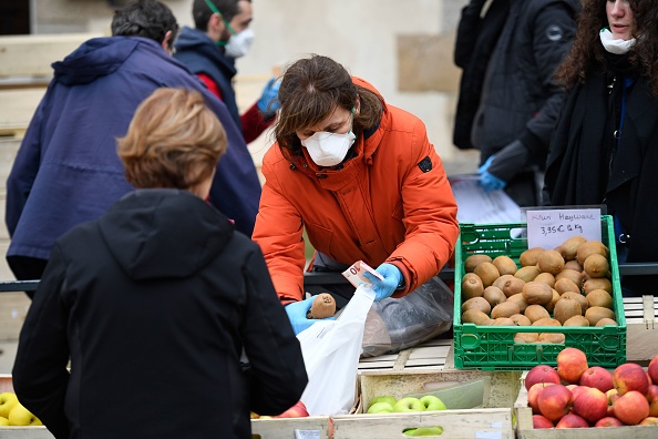 Marché à Rennes le 20 mars 2020. (DAMIEN MEYER/AFP via Getty Images)