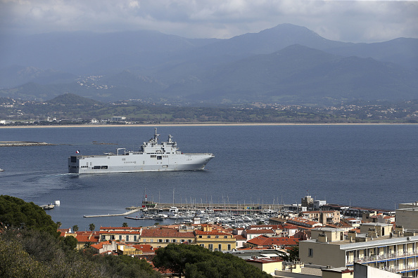 -Le transporteur français de la Marine Nationale Tonnerre quitte le port d'Ajaccio le 22 mars 2020, sur l'île française de la Corse, en Méditerranée, en direction du port de Marseille sur la France métropolitaine. Il transporte 12 patients atteints du coronavirus du PCC chinois, de l'île vers le continent où ils seront emmenés à Toulon pour un suivi médical. Photo de Pascal POCHARD-CASABIANCA / AFP via Getty Images.