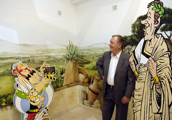 -Le dessinateur et scénariste français Albert Uderzo pose, le 11 octobre 2005 aux éditions Albert-René à Paris, à quelques jours de la sortie de "Le ciel lui tombe sur la tête", 33e aventure d'Astérix le Gaulois. Photo ERIC FEFERBERG/AFP via Getty Images.