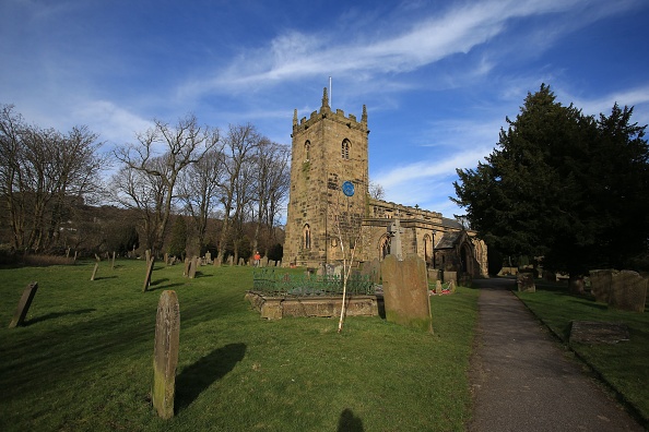 -Les tombes de ceux qui ont perdu la vie au 17e siècle, la Grande Peste, sont vues dans le village d'Eyam dans le Derbyshire, dans le nord de l'Angleterre le 23 mars 2020. Au 17e siècle, les habitants d'Eyam se sont débarrassés de la peste en se mettant en quarantaine. Photo par LINDSEY PARNABY / AFP via Getty Images.