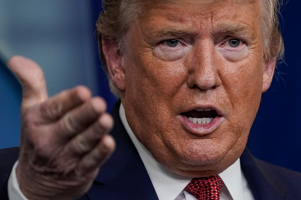 Le président américain Donald Trump, prend la parole lors d'un briefing sur la pandémie de coronavirus, dans la salle de presse de la Maison Blanche le 25 mars 2020 à Washington, DC.(Photo : Drew Angerer/Getty Images)