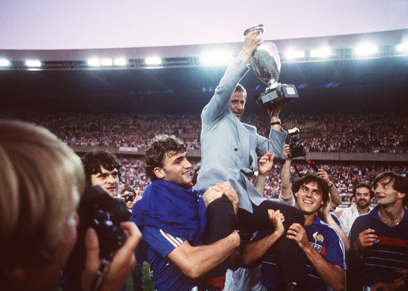 Michel Hidalgo, porté par Six, Leroux, Amoros et Domergue brandit la coupe le 27 juin 1984, au Parc des Princes, après la victoire de l'équipe de France contre l'Espagne (2 buts à 0) en match de finale des Championnats d'Europe des Nations. La France remportait ainsi son premier titre international. Michel Platini a marqué le premier but et Bruno Bellone le second but. (Photo by -/AFP via Getty Images)