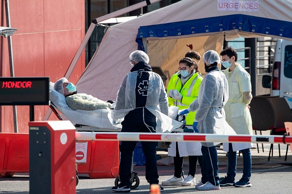  Les équipes médicales travaillent 24h/24 pour sauver des vies.(Photo : THOMAS SAMSON/AFP via Getty Images)