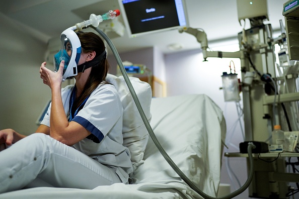 Le personnel soignant teste les masques de plongée Décathlon le 27 mars 2020 à l'hôpital Erasme de Bruxelles. (Photo by Kenzo TRIBOUILLARD / AFP) 