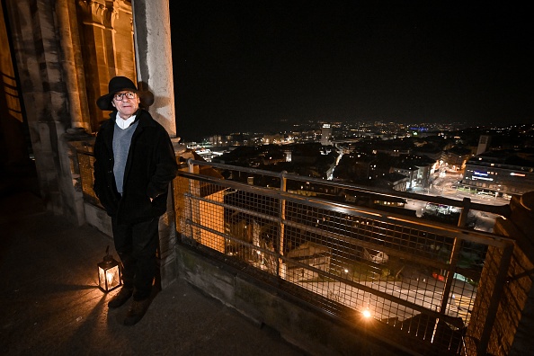 -Veilleur de nuit de la cathédrale de Lausanne, Renato Haeusler regarde après avoir sonné manuellement la cloche de secours "La Clémence" de 3600 kg dans le clocher de la cathédrale, le 27 mars 2020 à Lausanne. En plus de son travail habituel de crier heure par heure, une tradition vieille de six siècles, le veilleur de nuit sonnera tous les soirs à 22 heures la cloche, fondue en 1518. Photo de FABRICE COFFRINI / AFP via Getty Images.