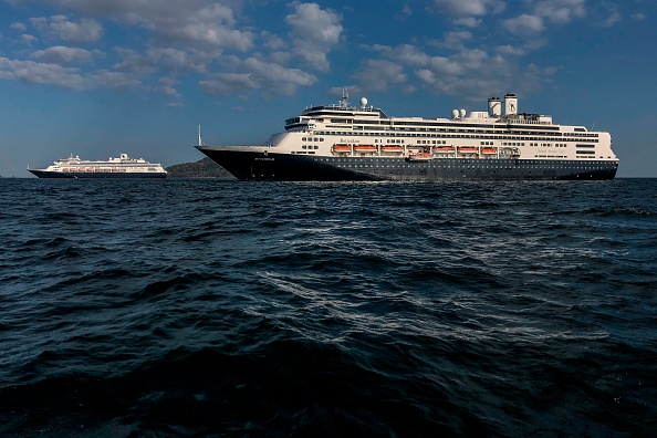 Le navire de croisière Holland America Zaandam (gauche) et le navire de croisière Rotterdam sont vus dans la baie de Panama City le 28 mars 2020. (Photo : IVAN PISARENKO/AFP via Getty Images)