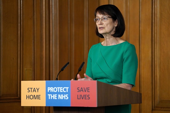 Le médecin en chef adjoint de l'Angleterre, Jenny Harries pendant la conférence de presse pour donner une mise à jour quotidienne sur la réponse du gouvernement au virus de Wuhan, à l'intérieur du 10 Downing Street à Londres, le 29 mars 2020. (Photo : PIPPA FOWLES/10 Downing Street/AFP via Getty Images)