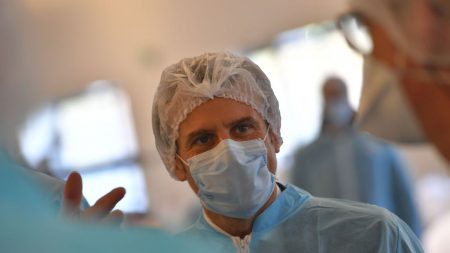 Virus du PCC: Emmanuel Macron en visite une usine de masques promet une production française augmentée