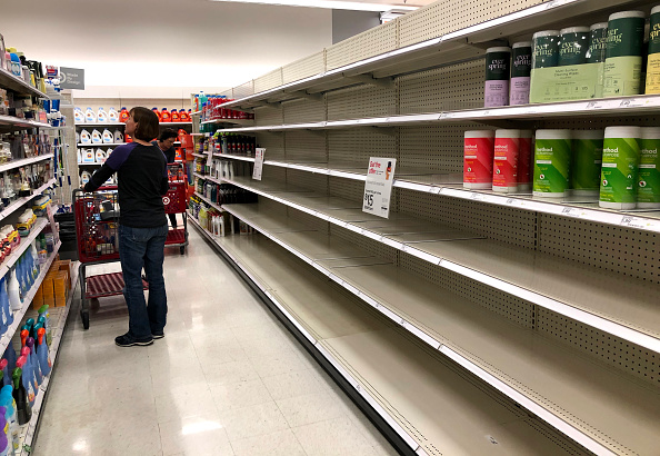 -Les craintes de propagation du coronavirus provoquent des pénuries d'approvisionnement dans les magasins de Californie. Photo de Justin Sullivan / Getty Images.