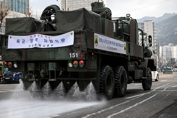 Des camions de décontamination désinfectent le district d'Eunpyeong contre le coronavirus (COVID-19) le 04 mars 2020 à Séoul, en Corée du Sud. Le gouvernement sud-coréen a élevé l'alerte au coronavirus au «plus haut niveau», le nombre de cas confirmés continue d'augmenter dans tout le pays. Photo par Woohae Cho / Getty Images.