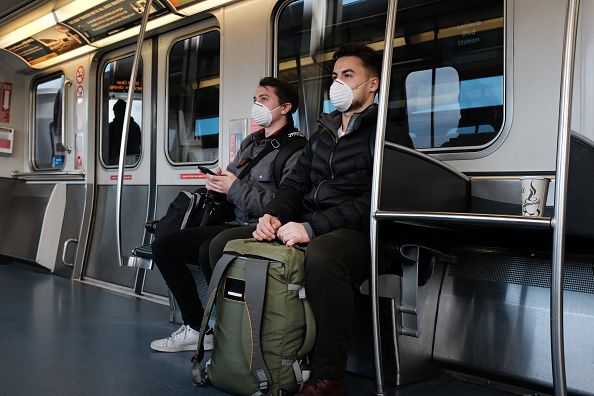 Les gens portent des masques médicaux sur l'AirTrain en route vers l'aéroport John F.Kennedy le 7 mars 2020 à New York.(Photo : Spencer Platt/Getty Images)