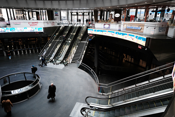 Les gens traversent la station Fulton Center peu peuplée en raison  de coronavirus, le 16 mars 2020 à New York.(Photo : Spencer Platt/Getty Images)