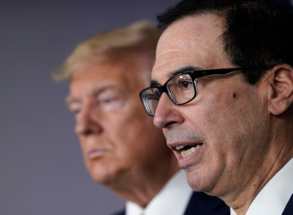 Le secrétaire au Trésor Steven Mnuchin (droite) accompagné du président américain Donald Trump lors d'un briefing sur le coronavirus dans la salle de presse de la Maison Blanche le 17 mars 2020 à Washington, DC.(Photo : Drew Angerer/Getty Images)