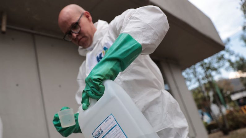 Photo d'illustration : désinfection face au Coronavirus  (Photo by Hector Vivas/Getty Images)