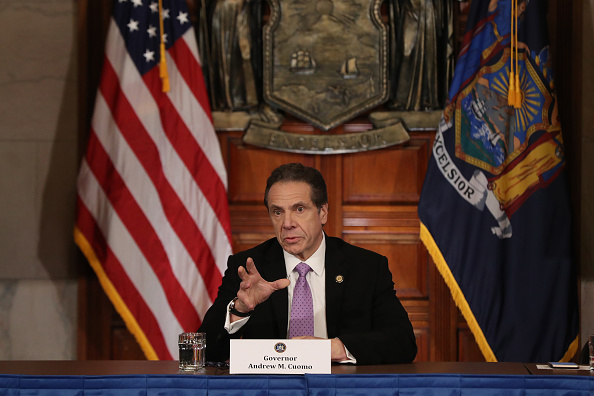 Le Gouverneur de New York, Andrew Cuomo, prend la parole lors de sa conférence de presse quotidienne le 20 mars 2020 à New York. (Photo : Bennett Raglin/Getty Images)